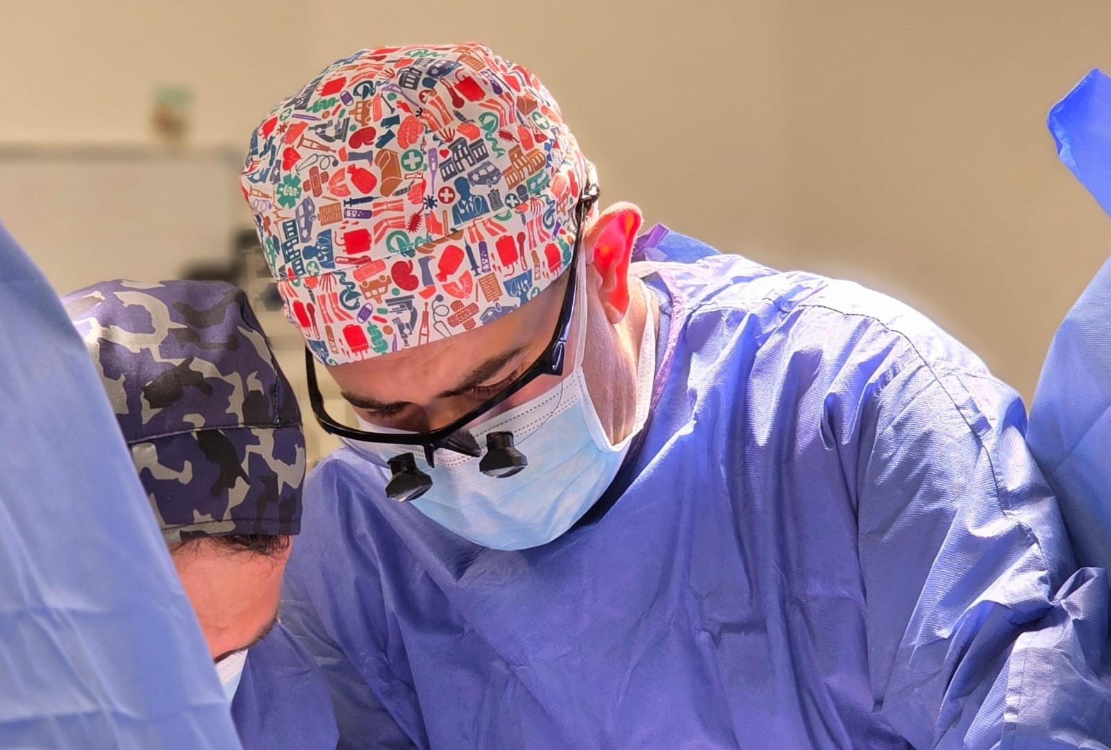 عملية متقدمة لتقشير البروستات باستخدام البلازما لعلاج حصر البول لمريض سبعيني في مستشفى السعودي